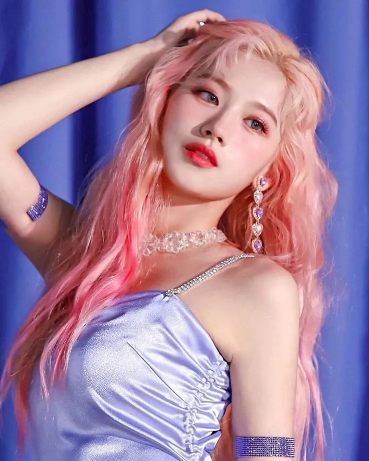 Potret di balik layar Sana (TWICE)