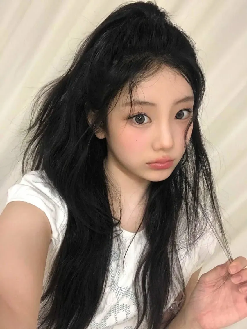 A moment captured by ILLIT's fan