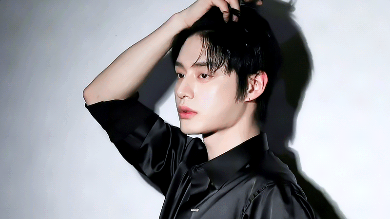 Behind-the-scenes cut of Kim Jiwoong (ZEROBASEONE)