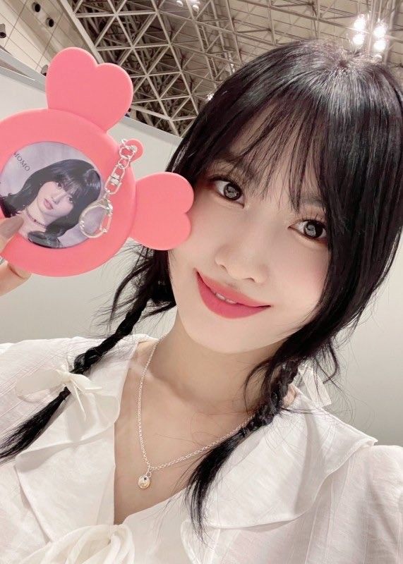 모모 (TWICE)의 비하인드 컷