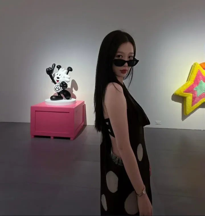 Behind-the-scenes cut of Esther Yu