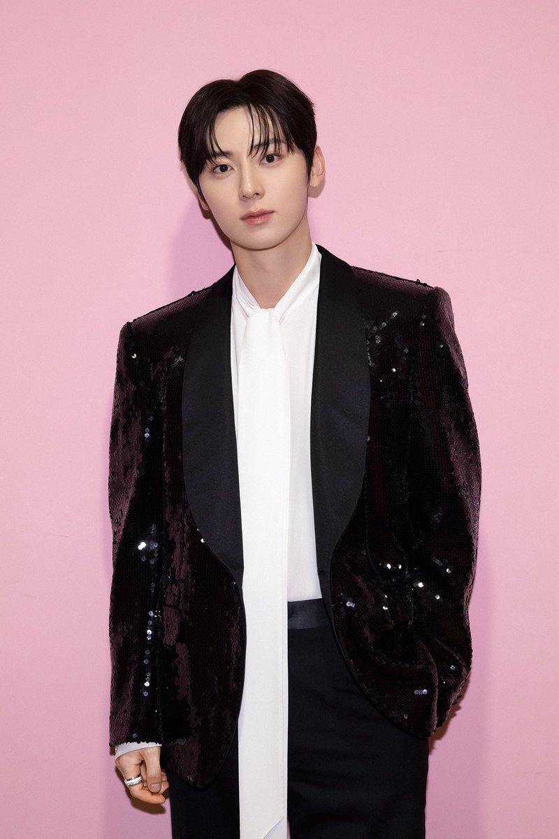 A moment captured by Hwang Minhyun's fan