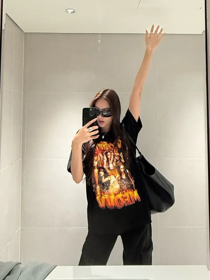 A moment captured by Gawon (MEOVV)'s fan