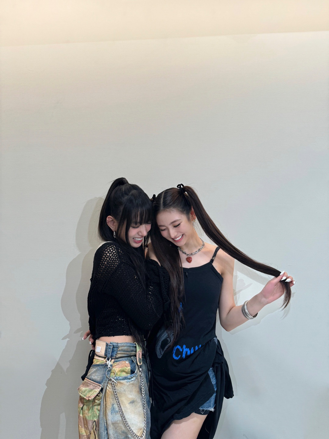 A moment captured by Sooin (MEOVV)'s fan