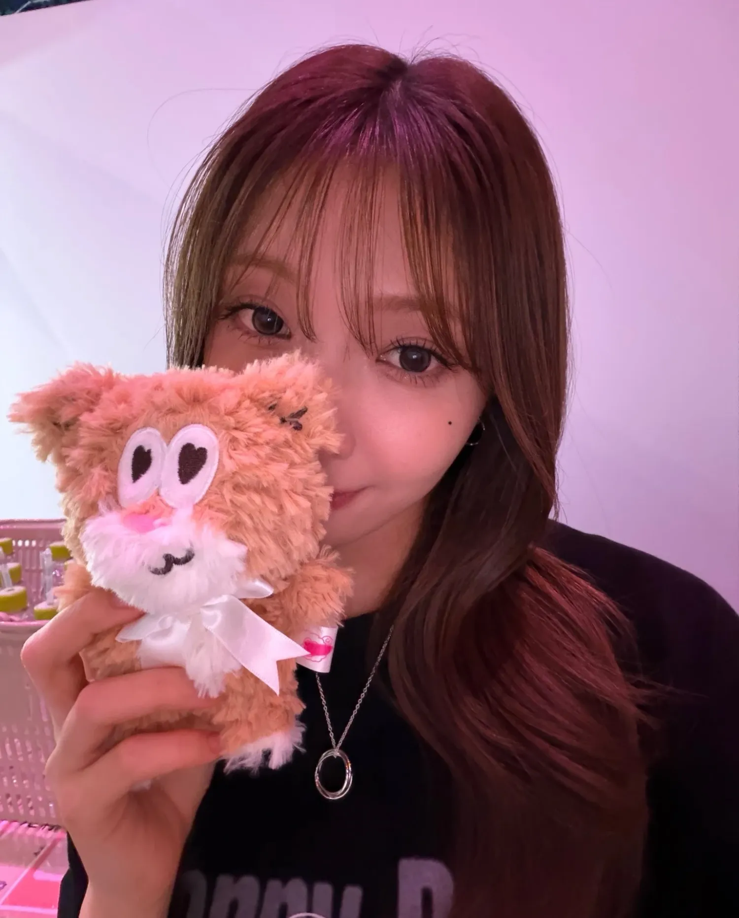 Behind-the-scenes cut of Mayuka (NiziU)