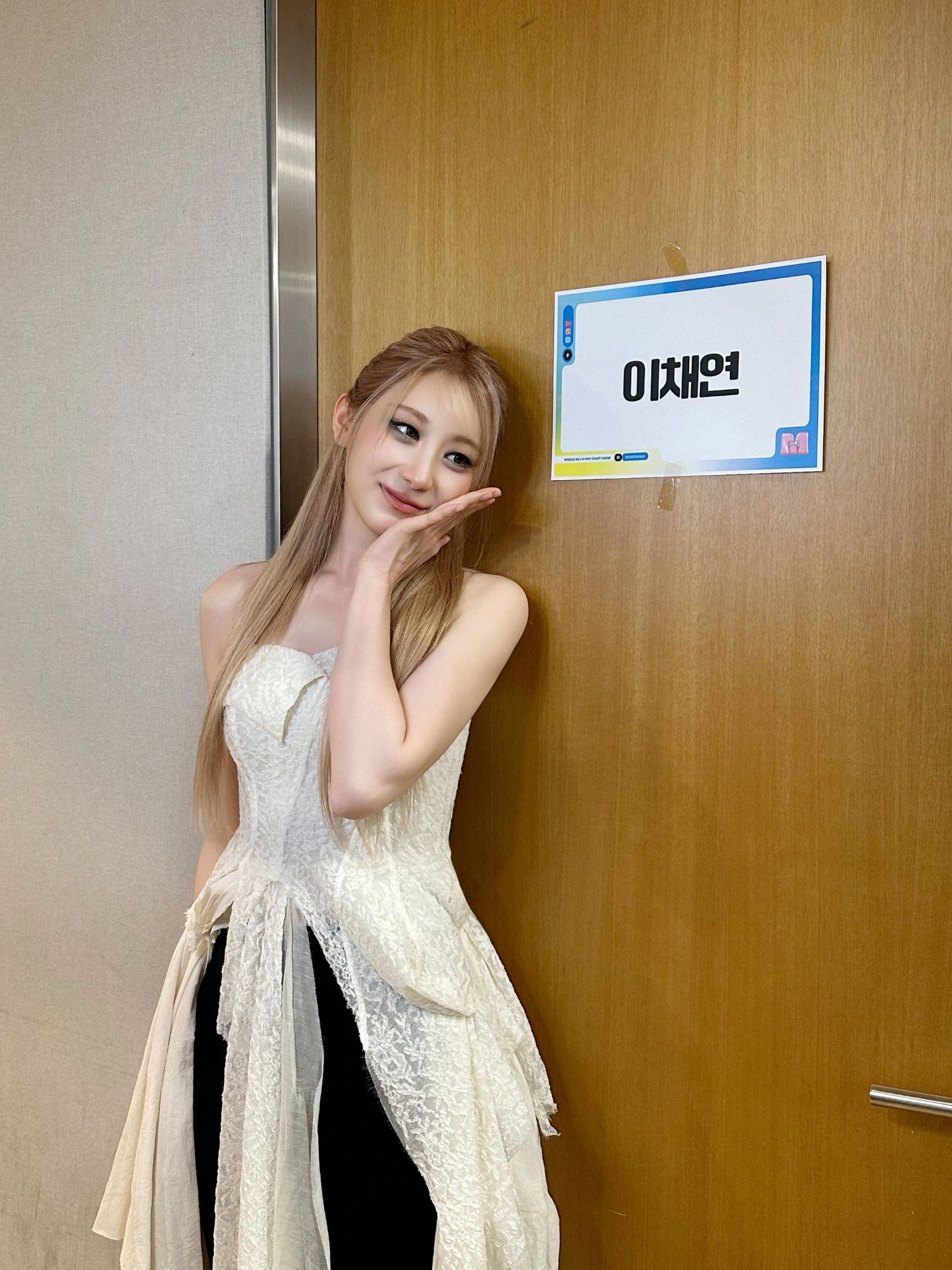 A moment captured by Lee Chaeyeon's fan