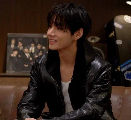 뷔 (방탄소년단)의 최신 사진