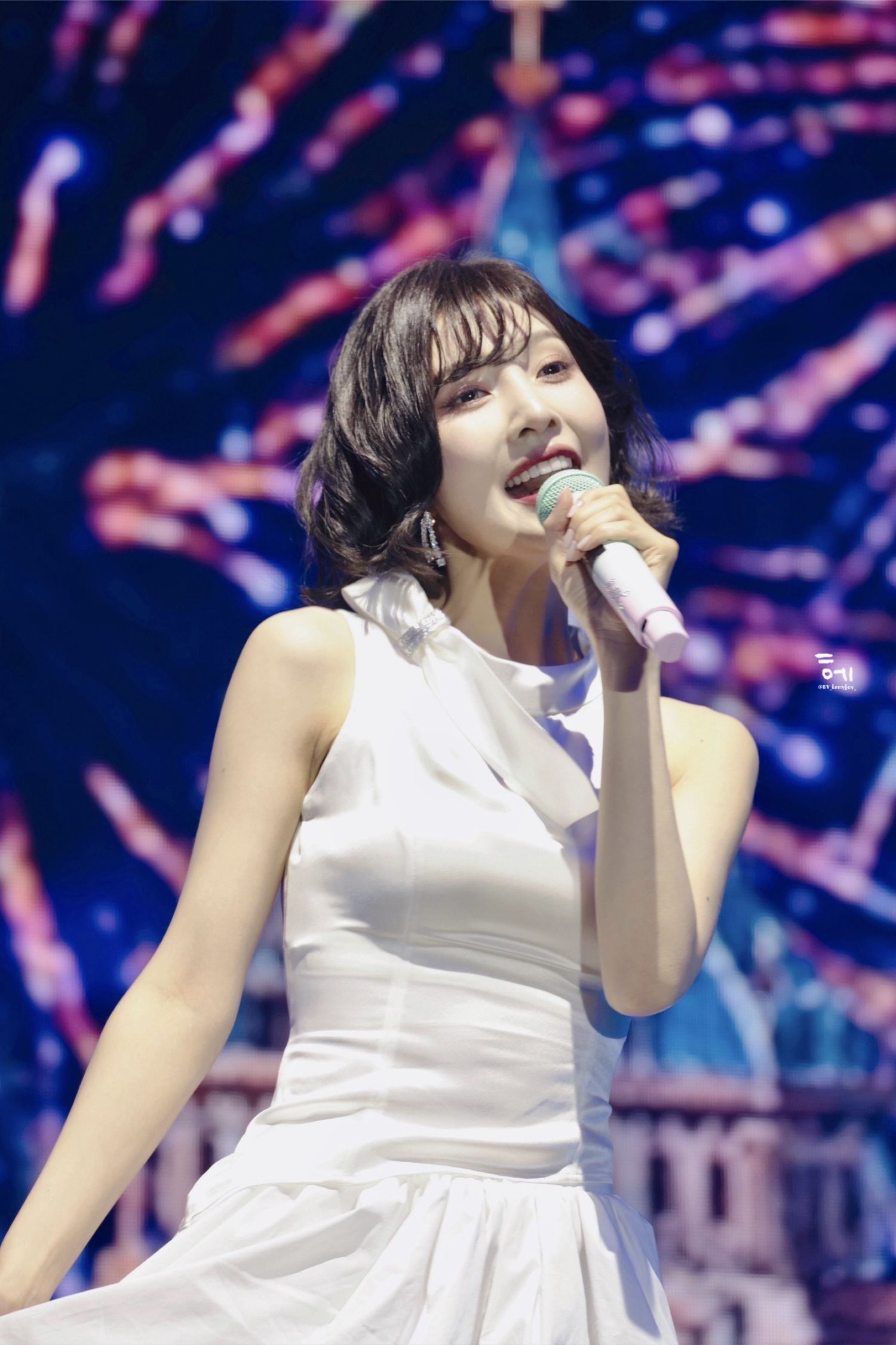 A moment captured by Joy (Red Velvet)'s fan