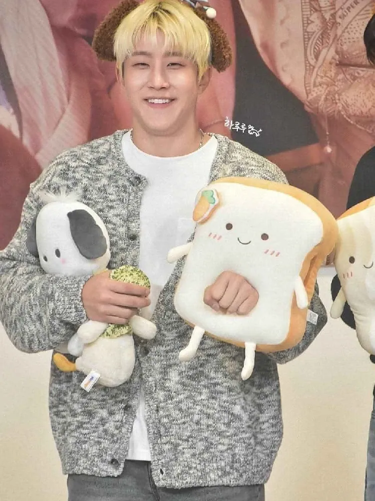 Behind-the-scenes cut of Jinjin (ASTRO)