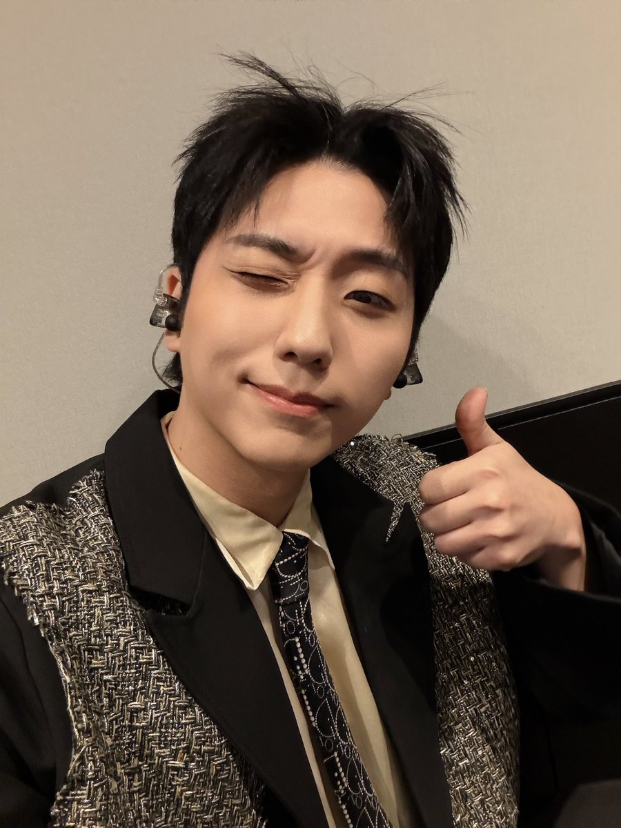 A moment captured by Xdinary Heroes's fan