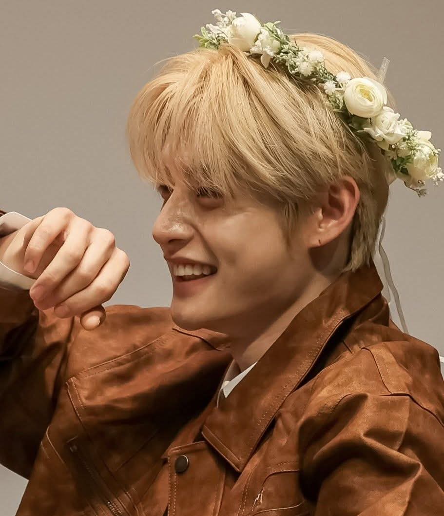 金地雄 (ZEROBASEONE)的最新照片