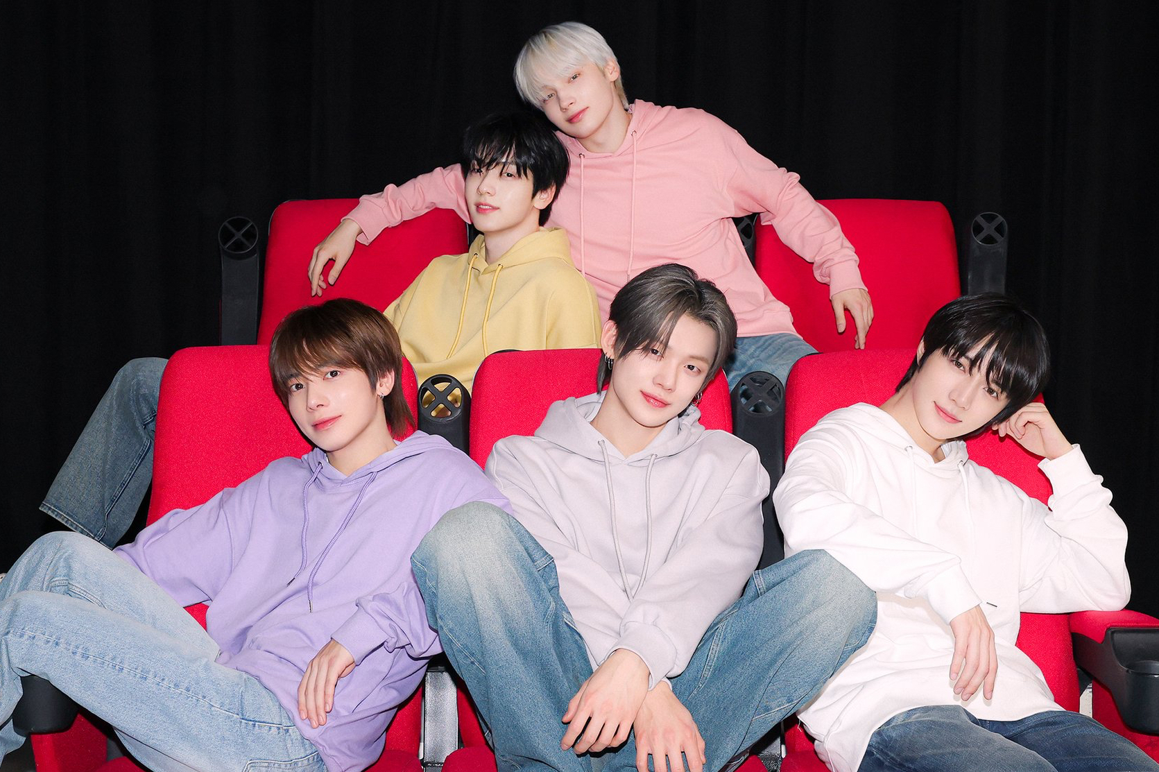 TOMORROW X TOGETHERの舞台裏ショット