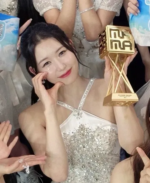 Behind-the-scenes cut of Kasahara Momona (ME:I)