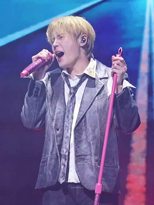 A moment captured by Ha Sungwoon's fan