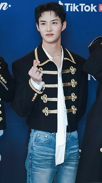 Foto aktivitas terbaru Yeoone (PENTAGON)