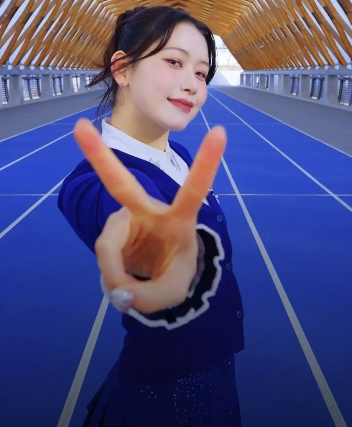 Behind-the-scenes cut of Kasahara Momona (ME:I)