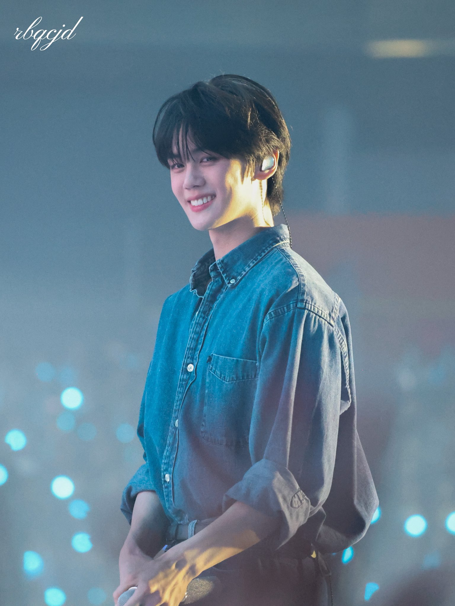 A moment captured by Kim Gyuvin's fan