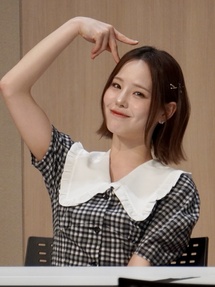 Behind-the-scenes cut of Mako (NiziU)