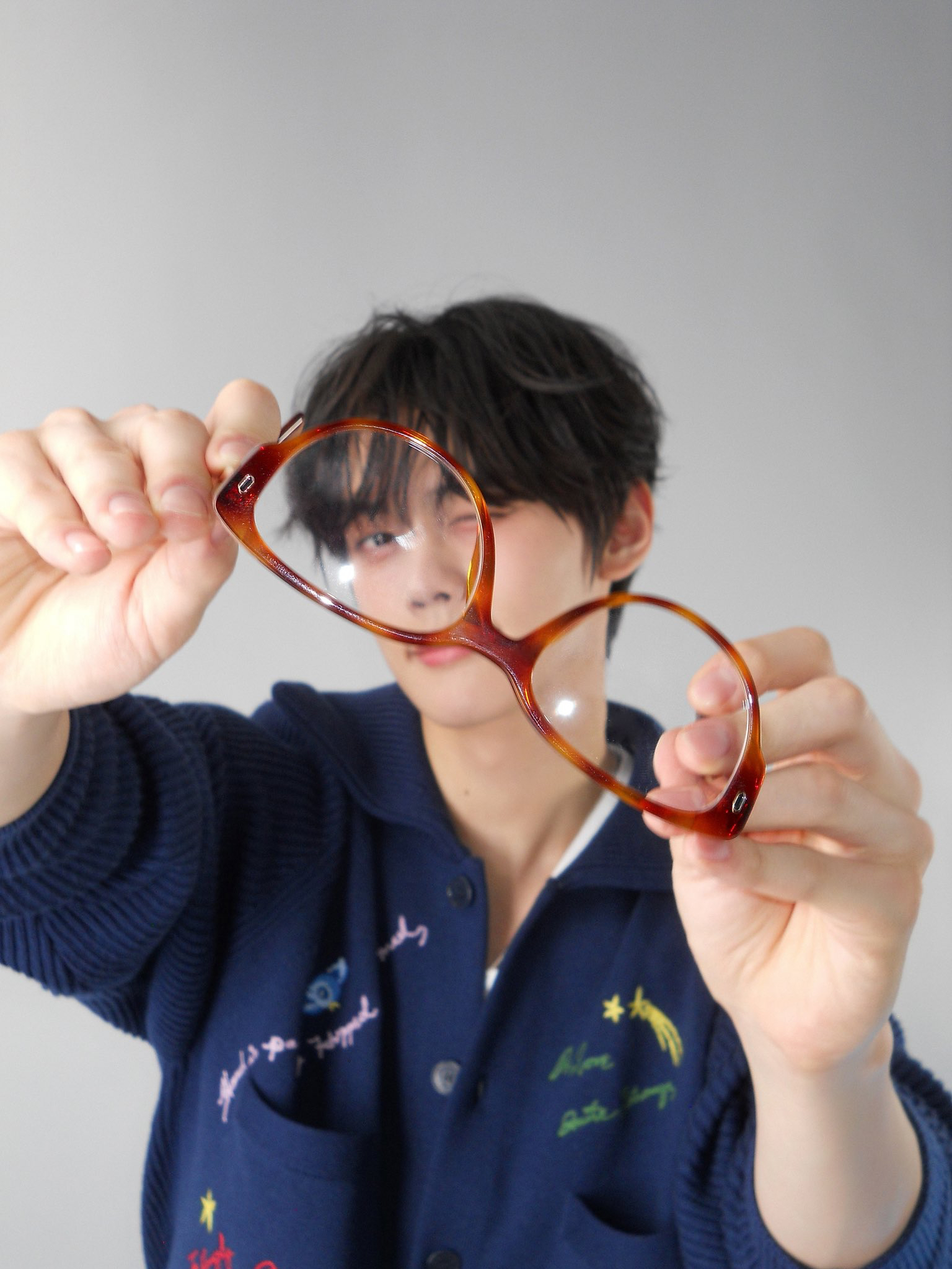 Behind-the-scenes cut of Kim Gyuvin