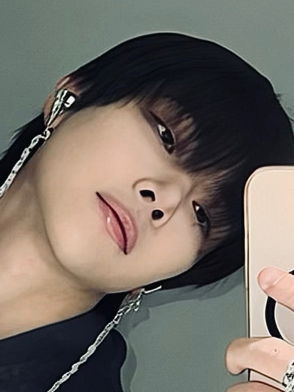 Latest photo of Nicholas (&TEAM)