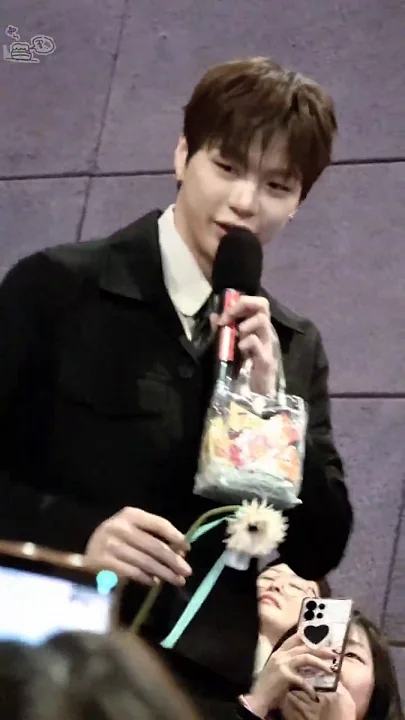 A heartfelt wallpaper shared by Kang Daniel's fans