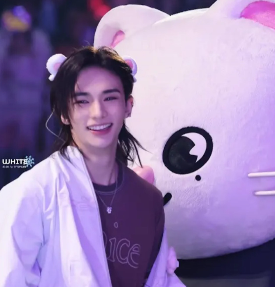 A moment captured by Hyunjin (Stray Kids)'s fan