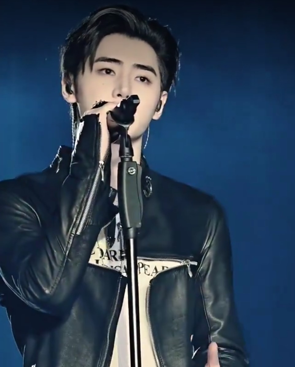 Foto aktivitas terbaru Sunghoon (ENHYPEN)