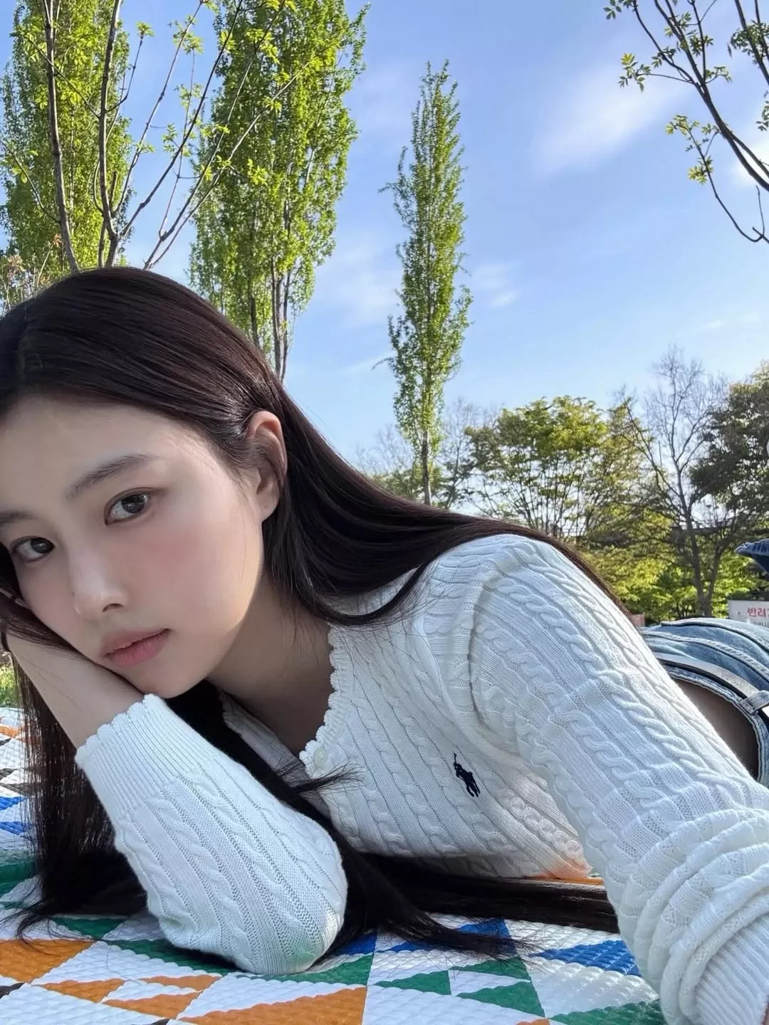 A moment captured by Kang Hyewon's fan