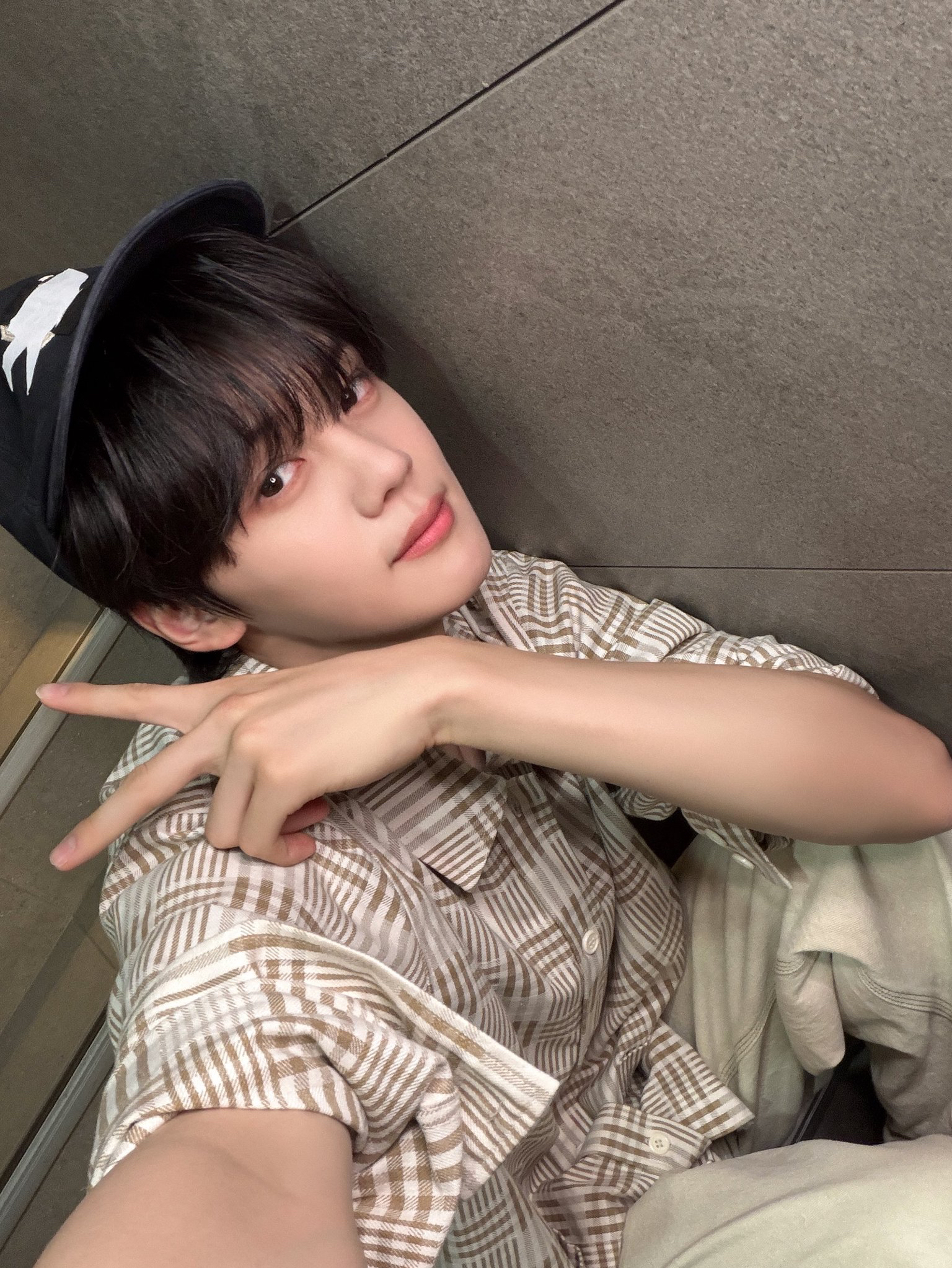 Behind-the-scenes cut of Kim Gyuvin