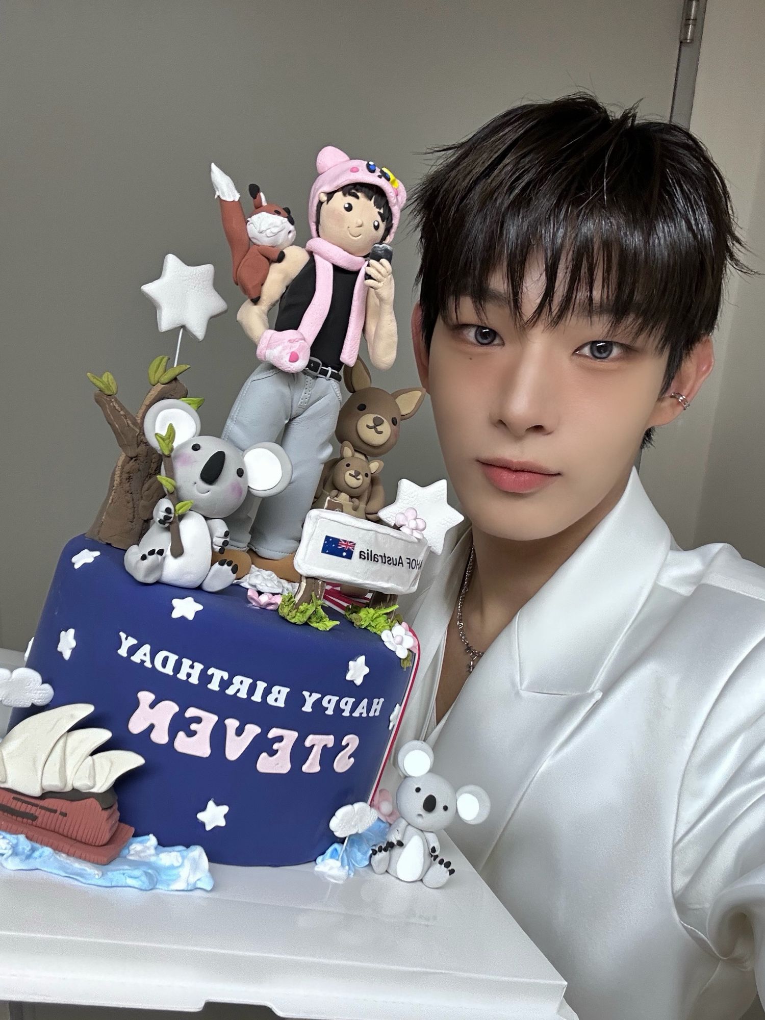 Behind-the-scenes cut of Steven (AHOF)