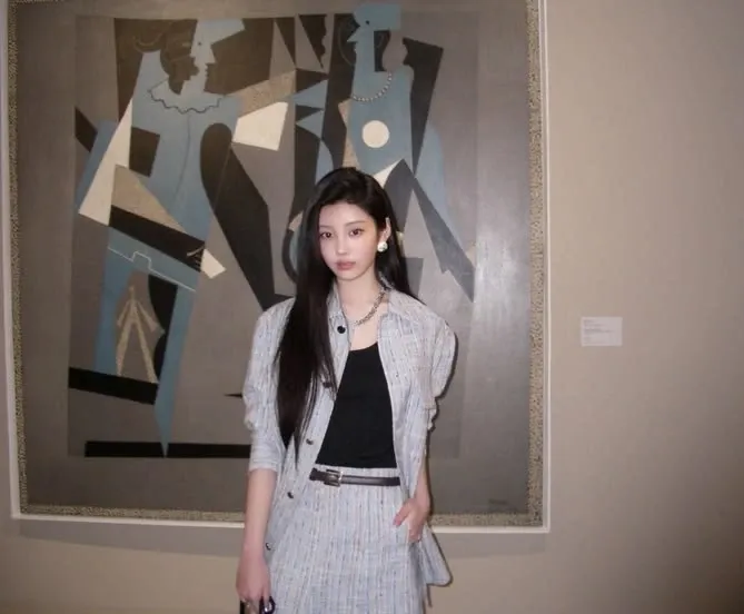 Recent activity shot of Wonhee (ILLIT)