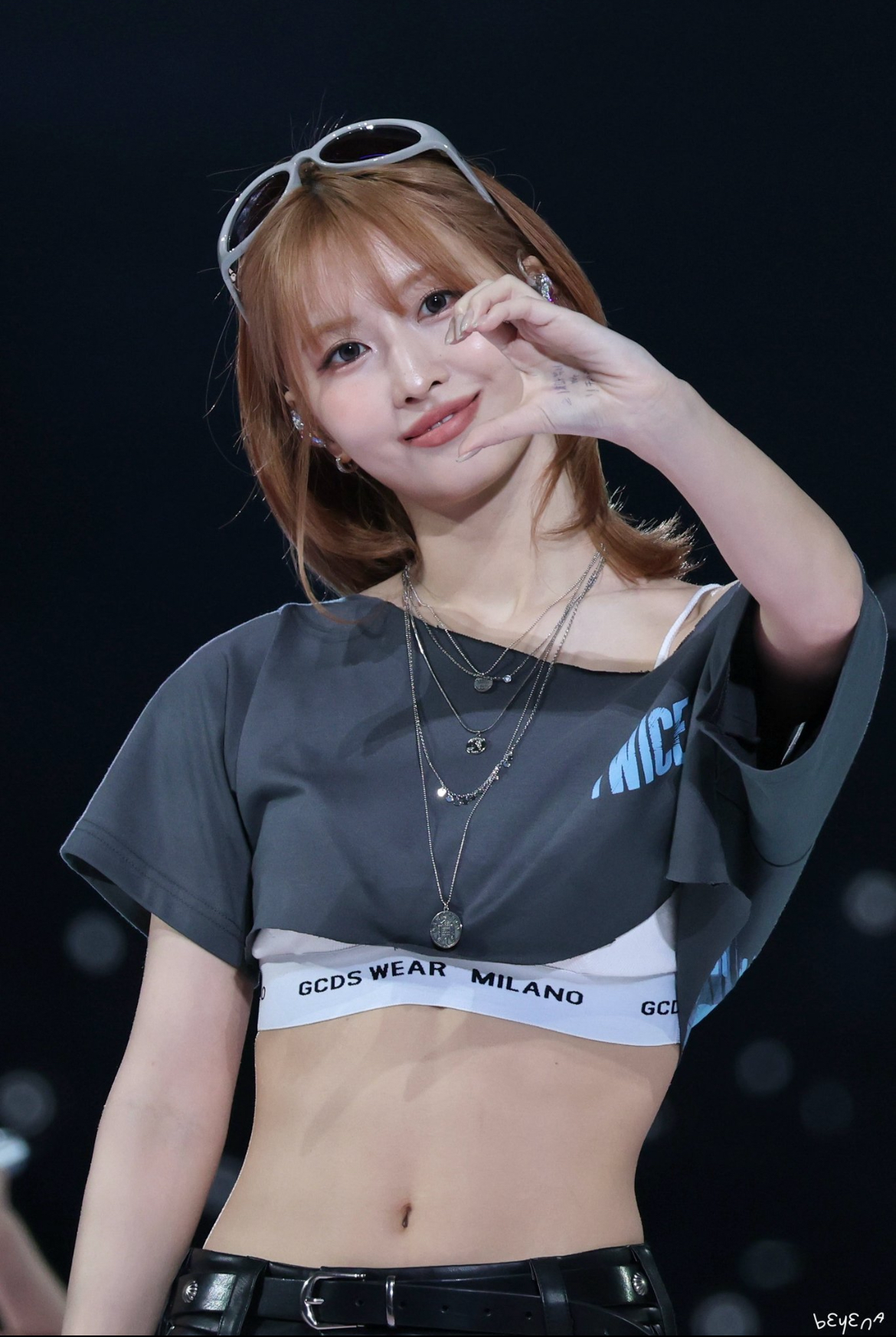 Behind-the-scenes cut of Momo (TWICE)