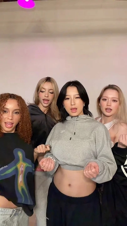 A moment captured by GIRLSET's fan