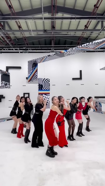 모모 (TWICE)의 비하인드 컷