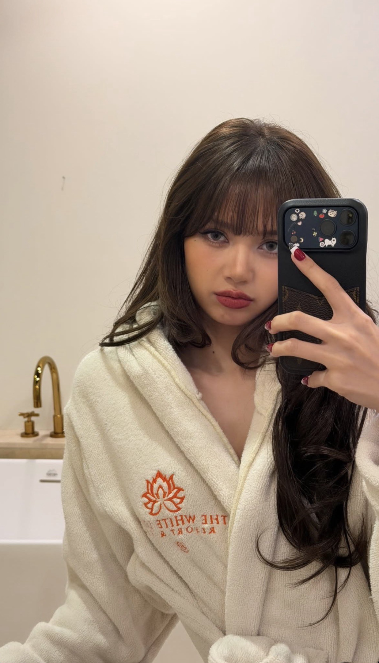 A heartfelt wallpaper shared by Lisa (BLACKPINK)'s fans