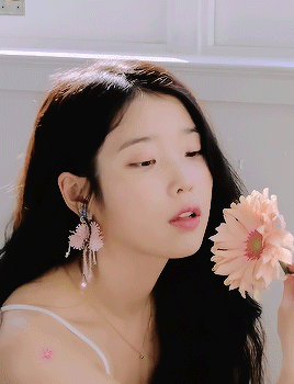 Behind-the-scenes cut of IU