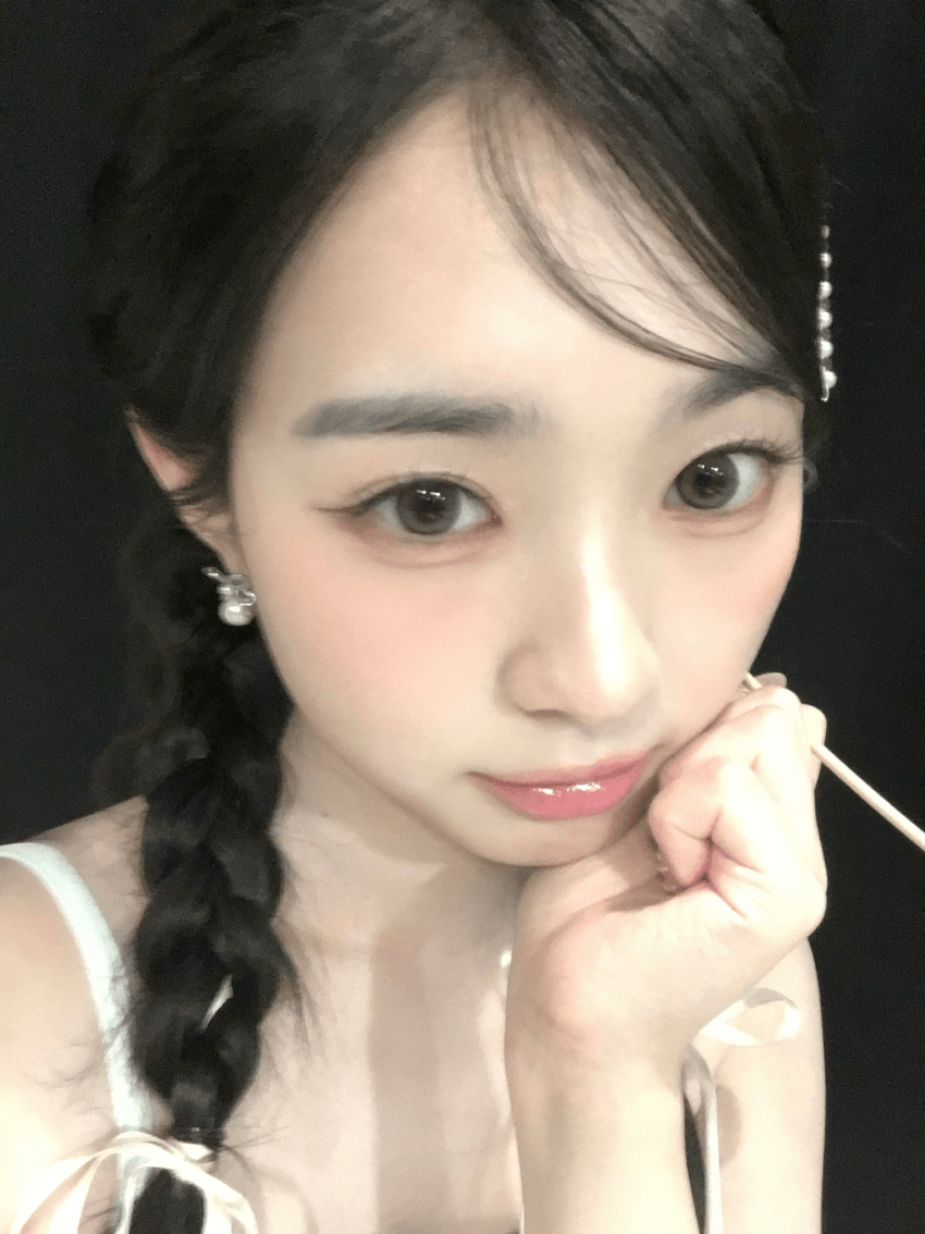 Behind-the-scenes cut of tripleS