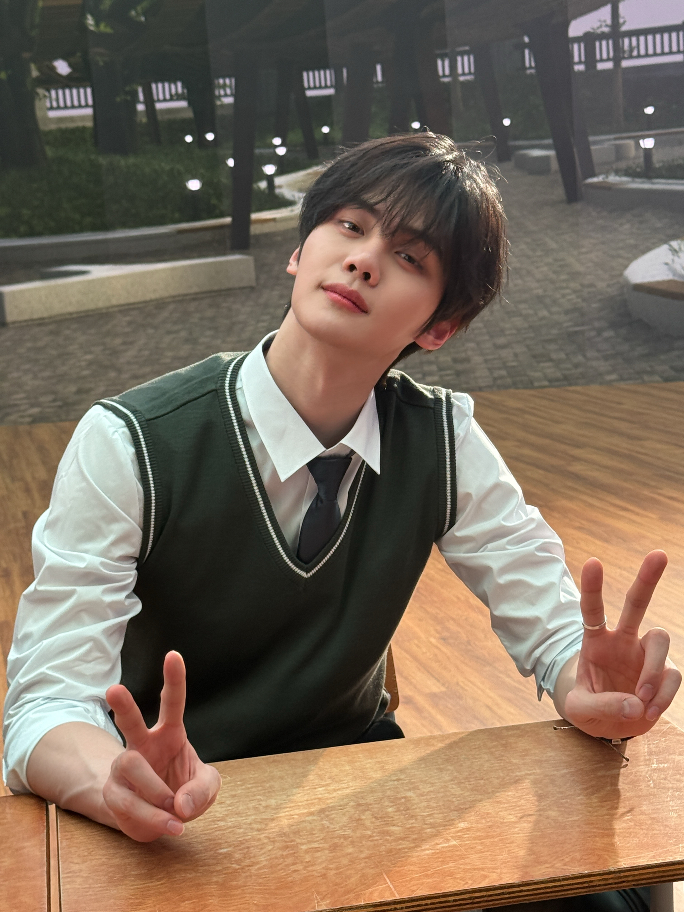 Behind-the-scenes cut of Kim Gyuvin