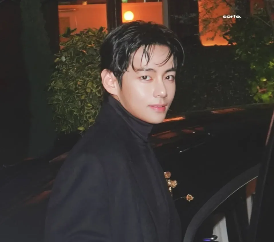 뷔 (방탄소년단)의 최신 사진