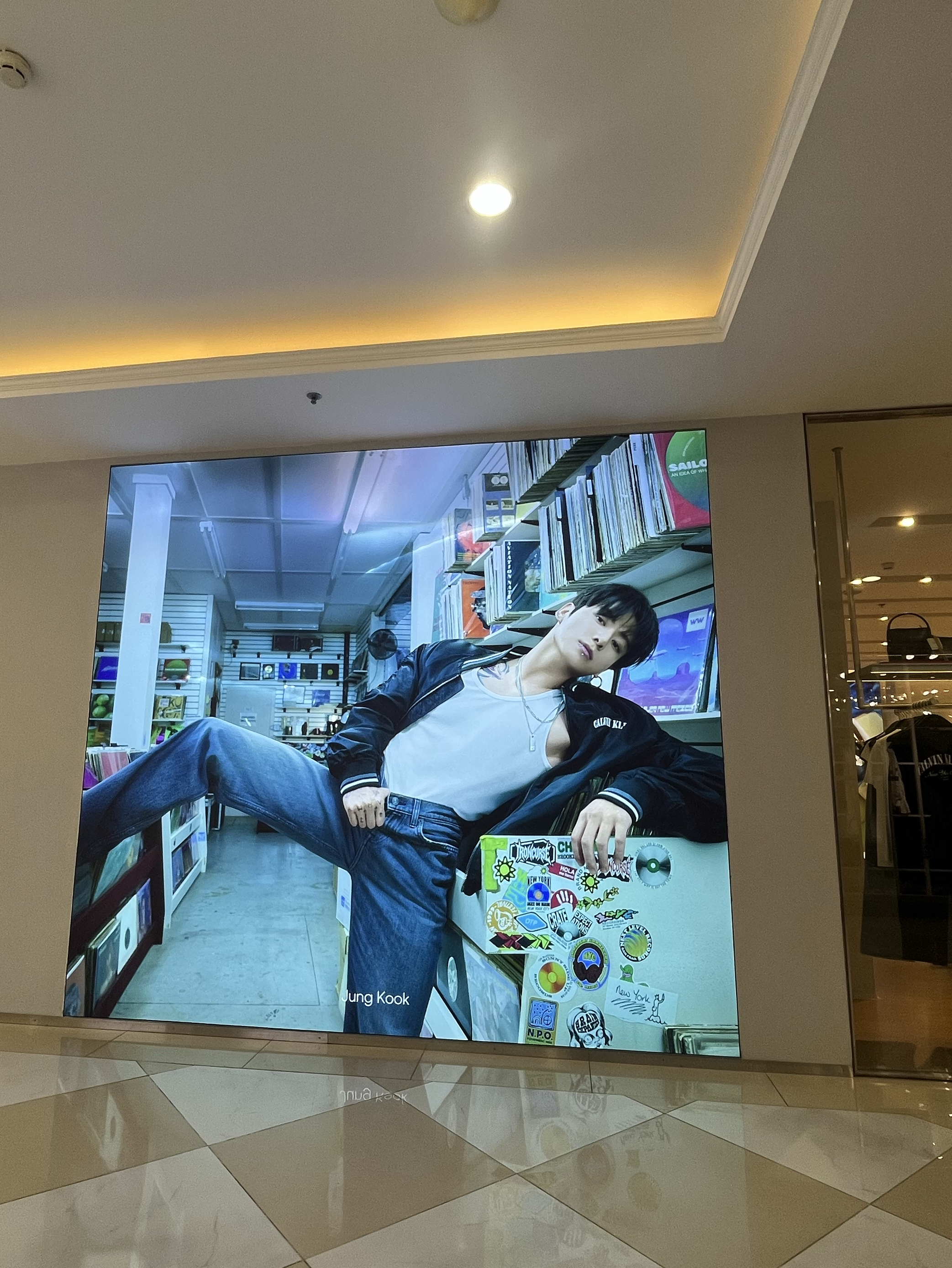 Foto aktivitas terbaru Jungkook (BTS)