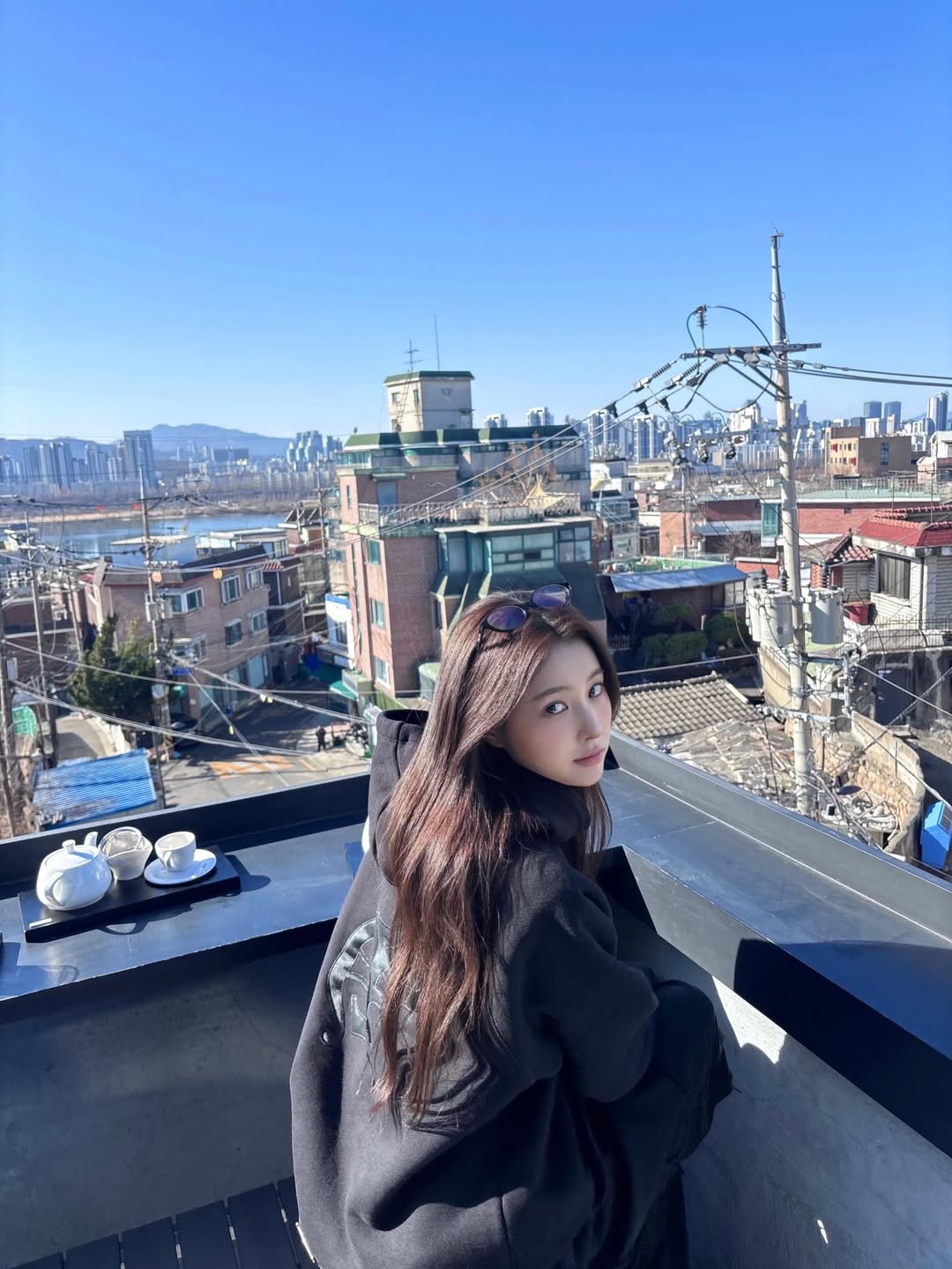 A moment captured by Kang Hyewon's fan