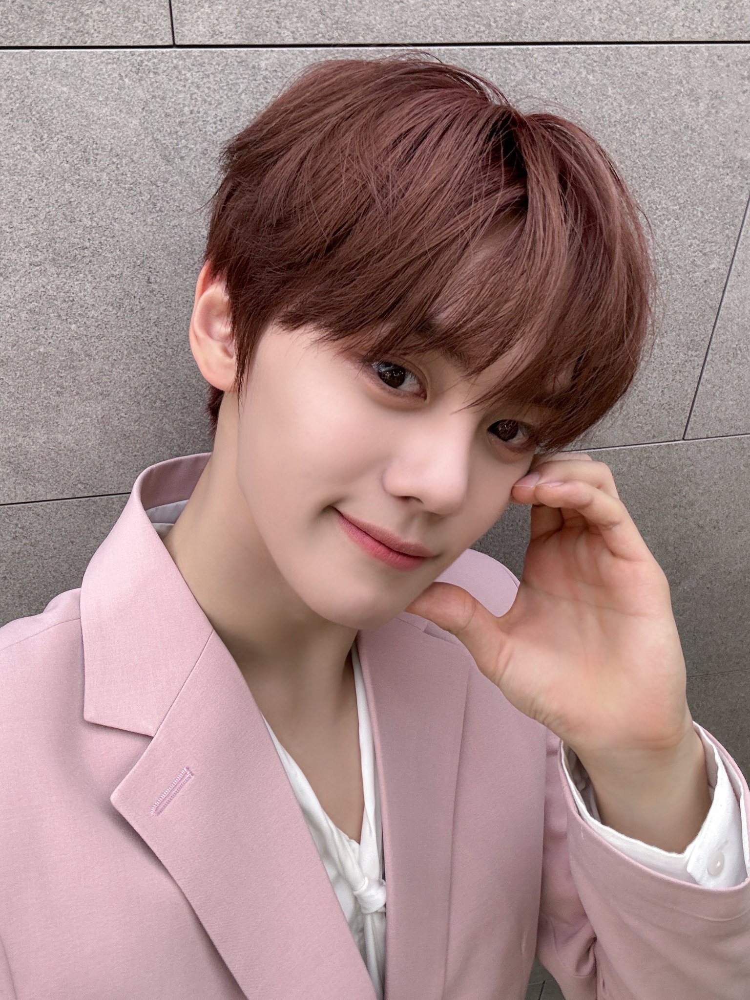 Recent activity shot of Kim Gyuvin (ZEROBASEONE)