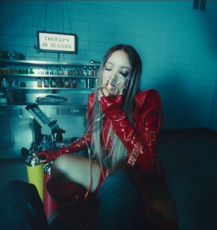 Momen yang diabadikan oleh penggemar Lisa (BLACKPINK)