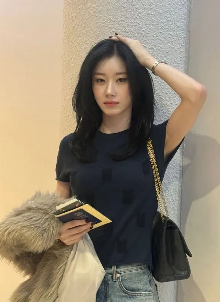 Behind-the-scenes cut of Chaeryeong (ITZY)