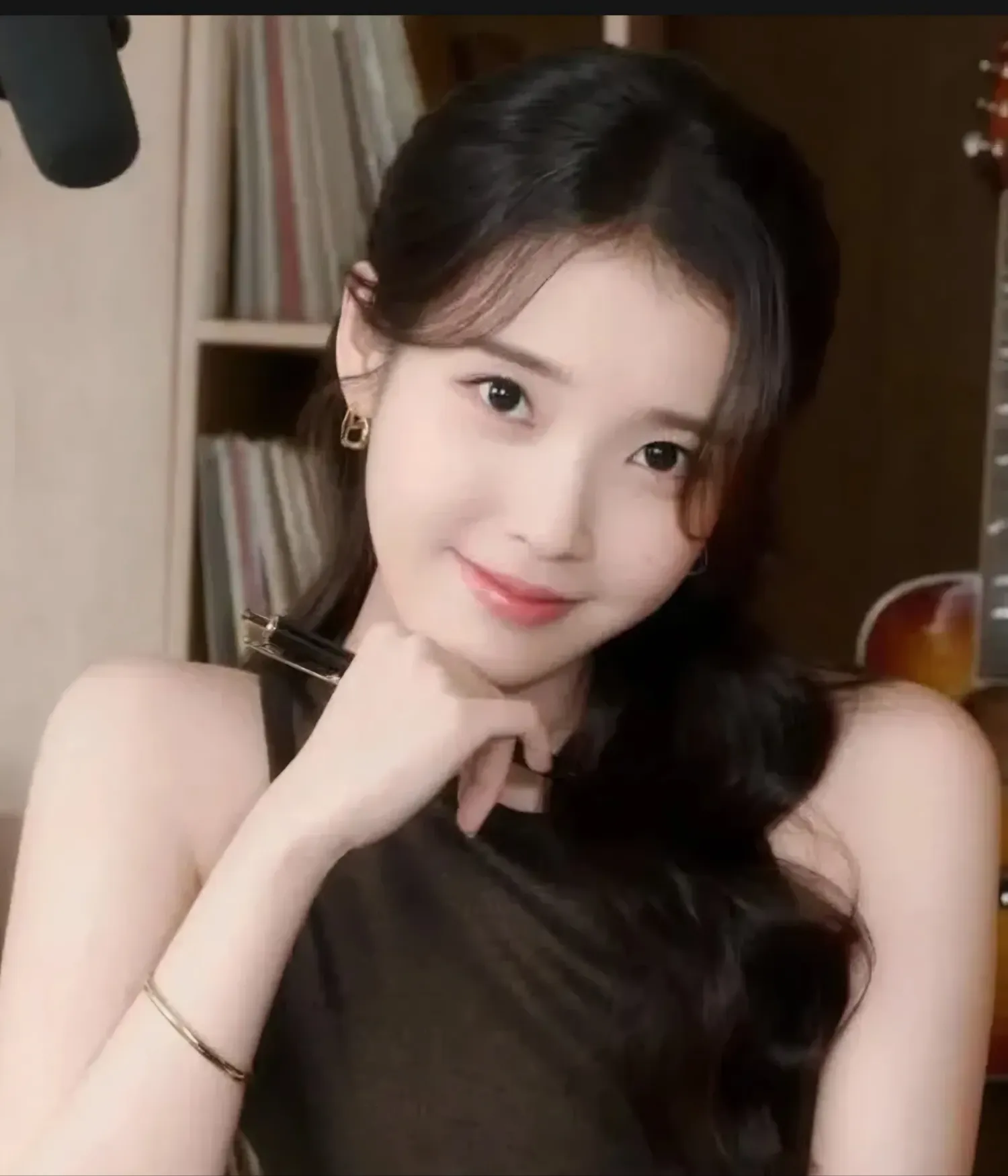 Behind-the-scenes cut of IU
