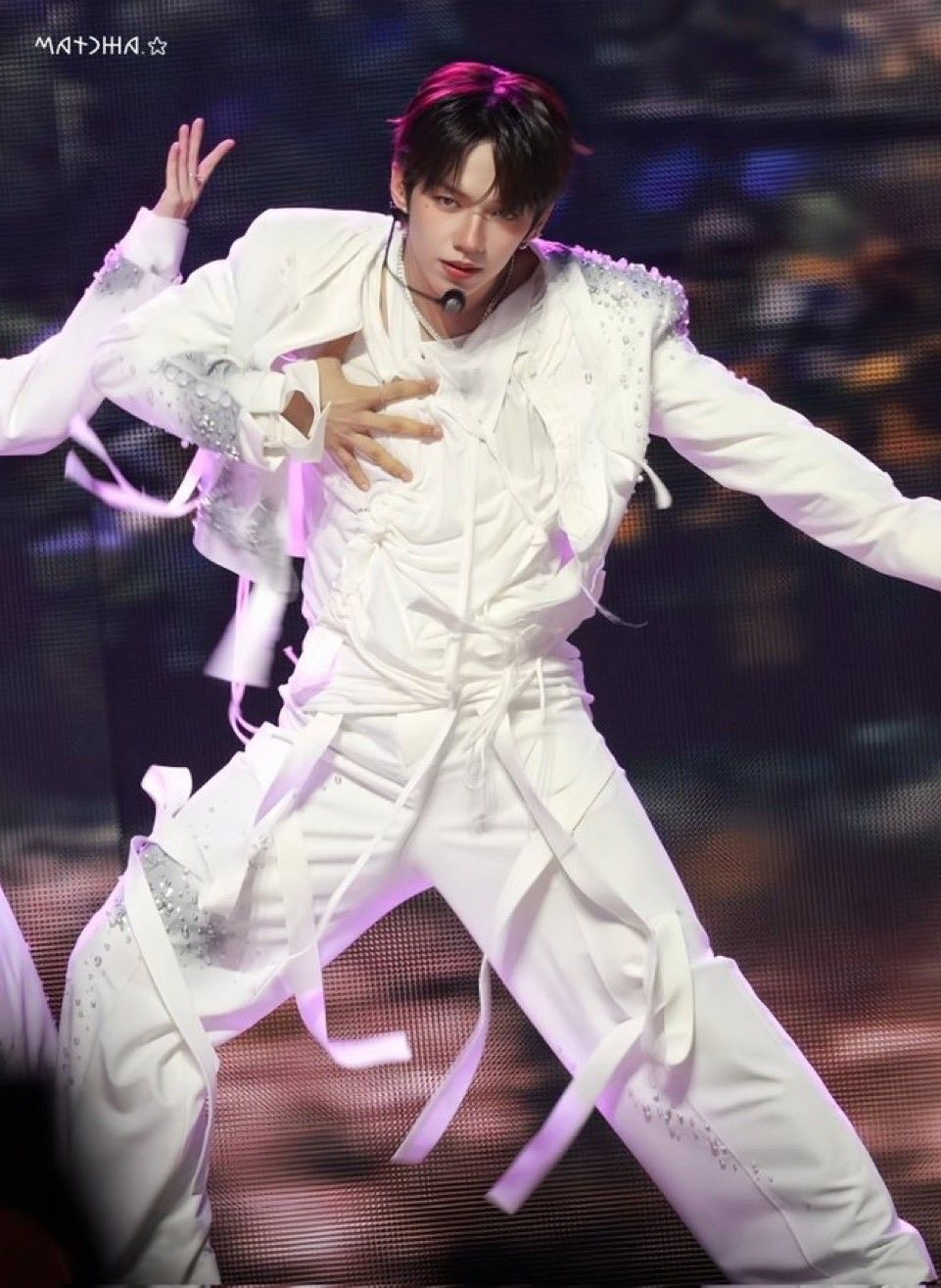 A moment captured by JL (AHOF)'s fan