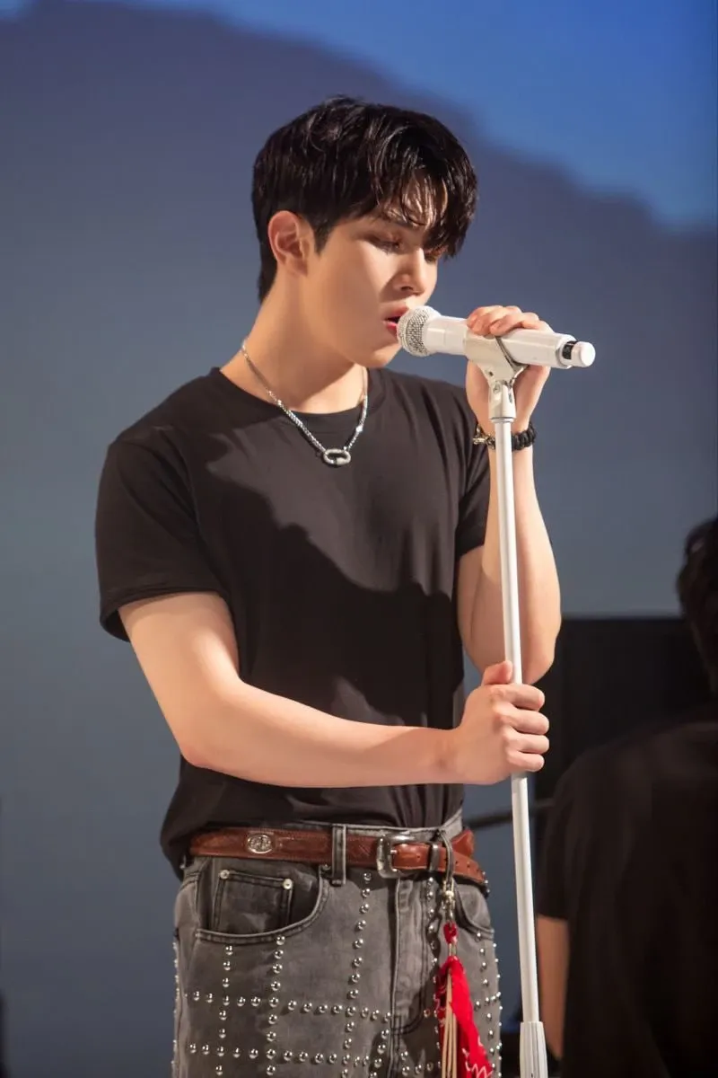 Behind-the-scenes cut of Yoo Hweseung (N.Flying)