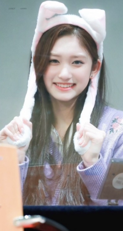 Today's most popular wallpaper in the 이서 (IVE) community