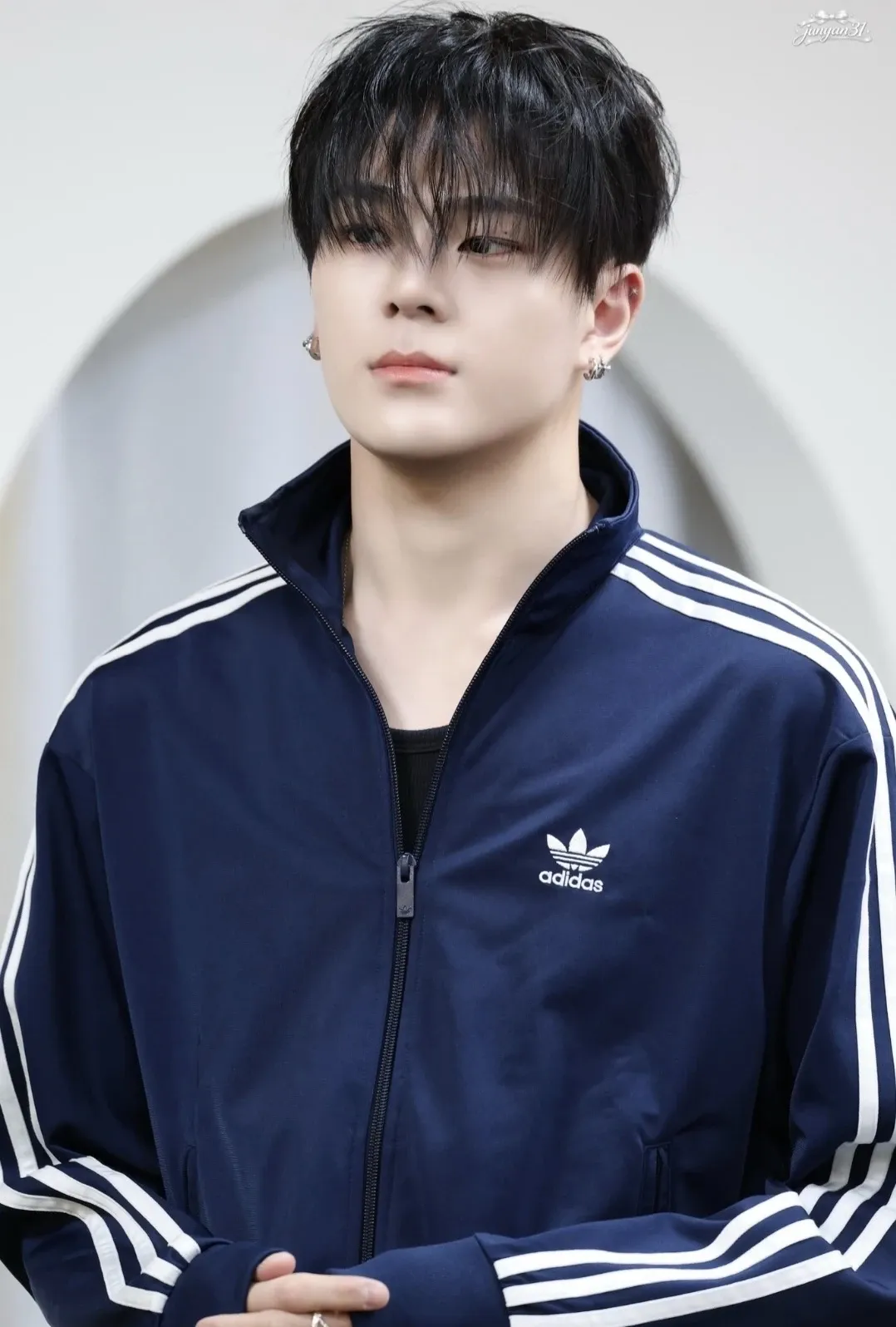 Behind-the-scenes cut of Kim Junmin (WHIB)
