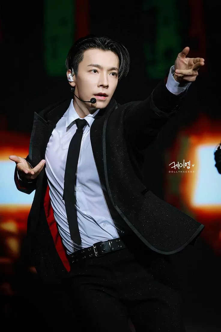 Behind-the-scenes cut of Donghae (Super Junior)